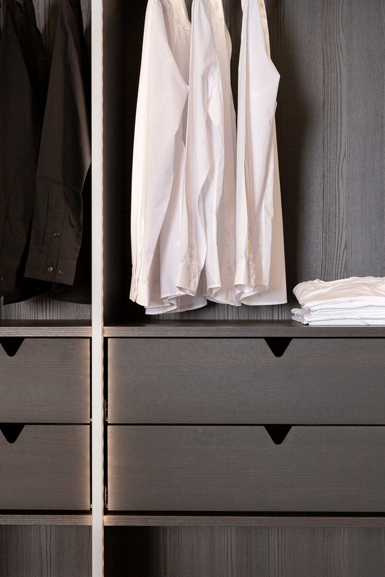 Inredning för garderob i snedtak