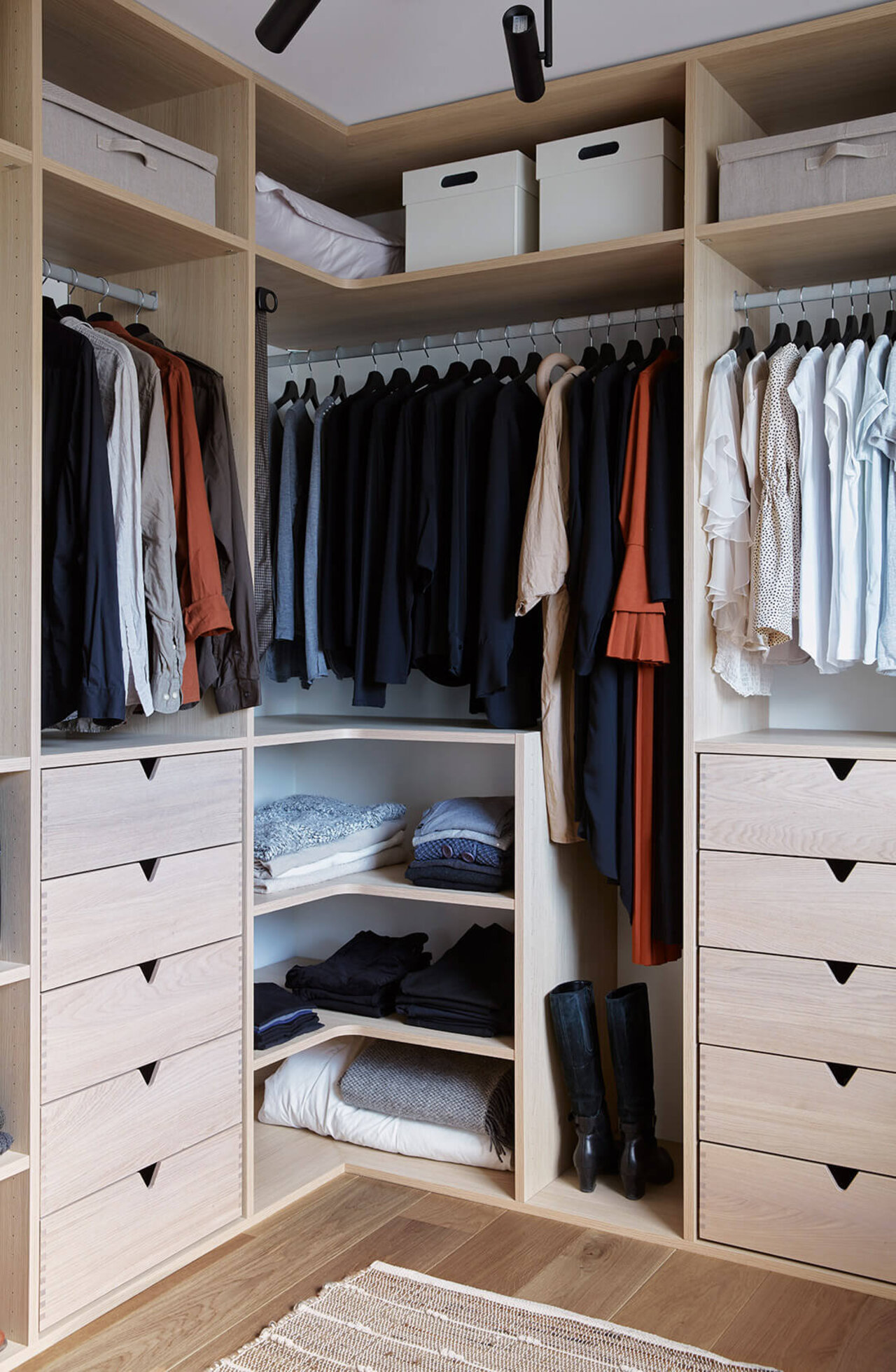 Hörngarderob garderobshylla ek