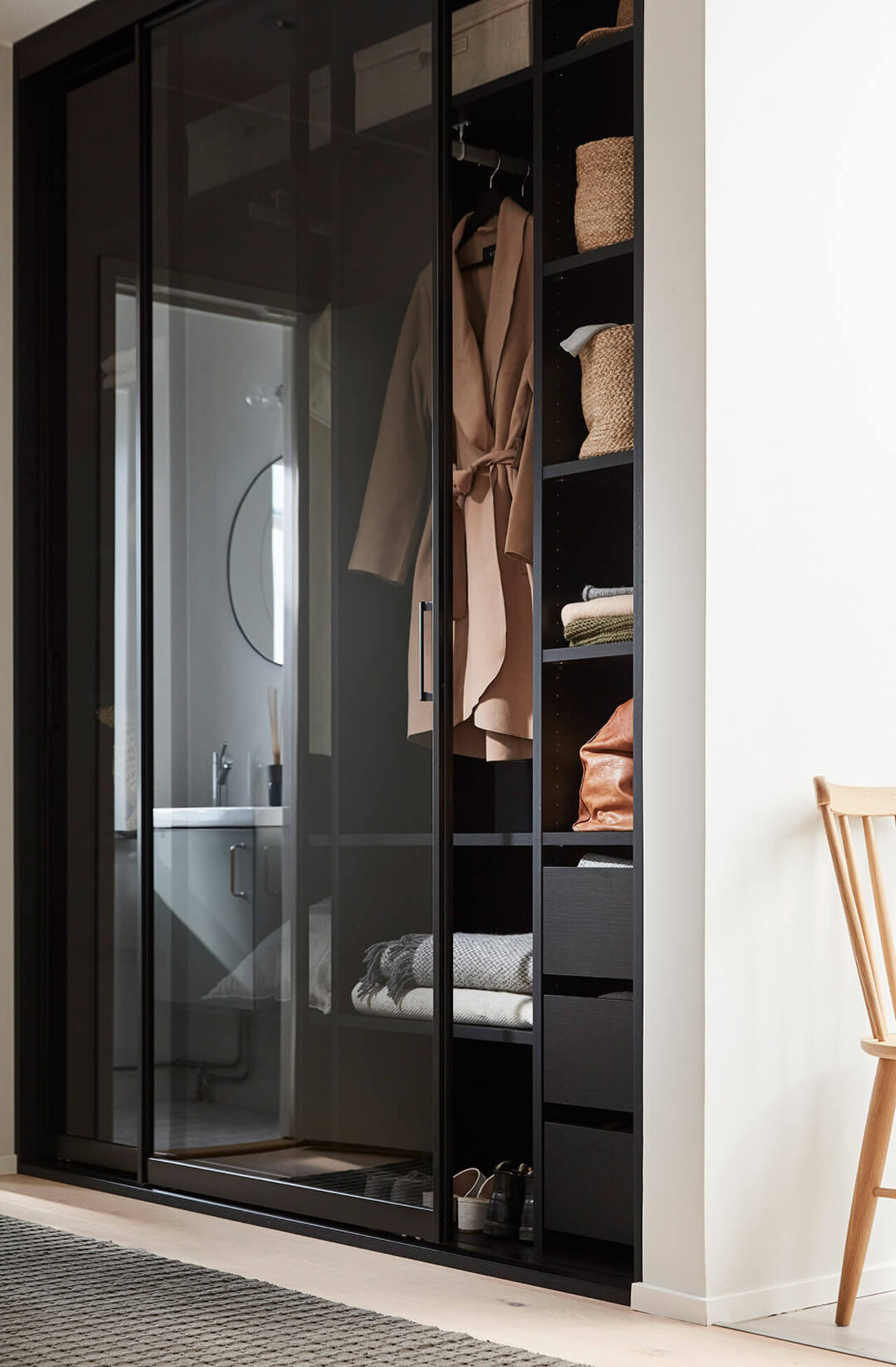 Svart garderob med skjutdörr Nano grått glas