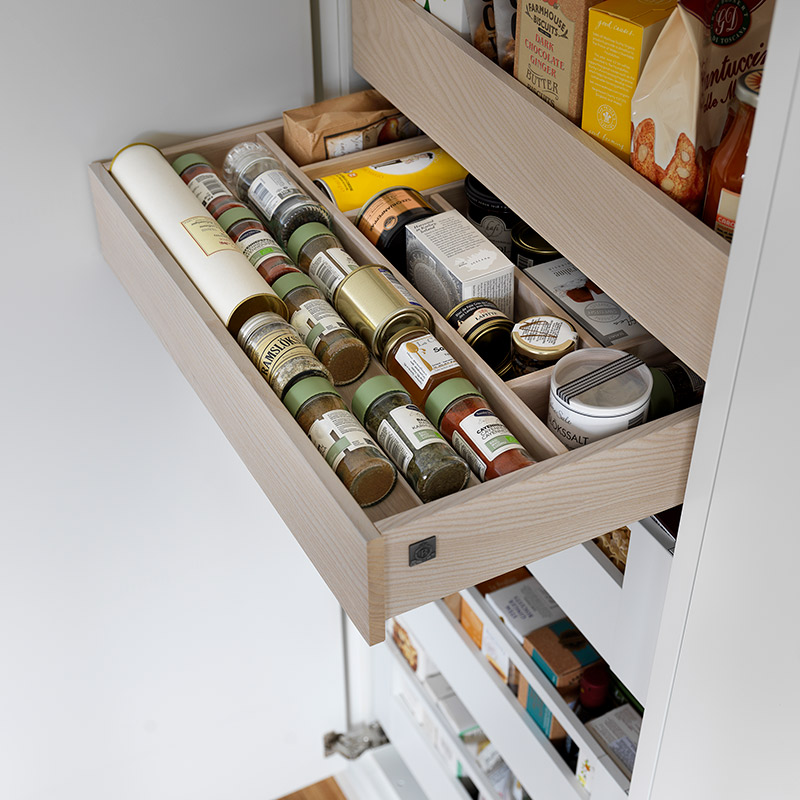 Praktiska funktioner i köket: backar i skafferiet