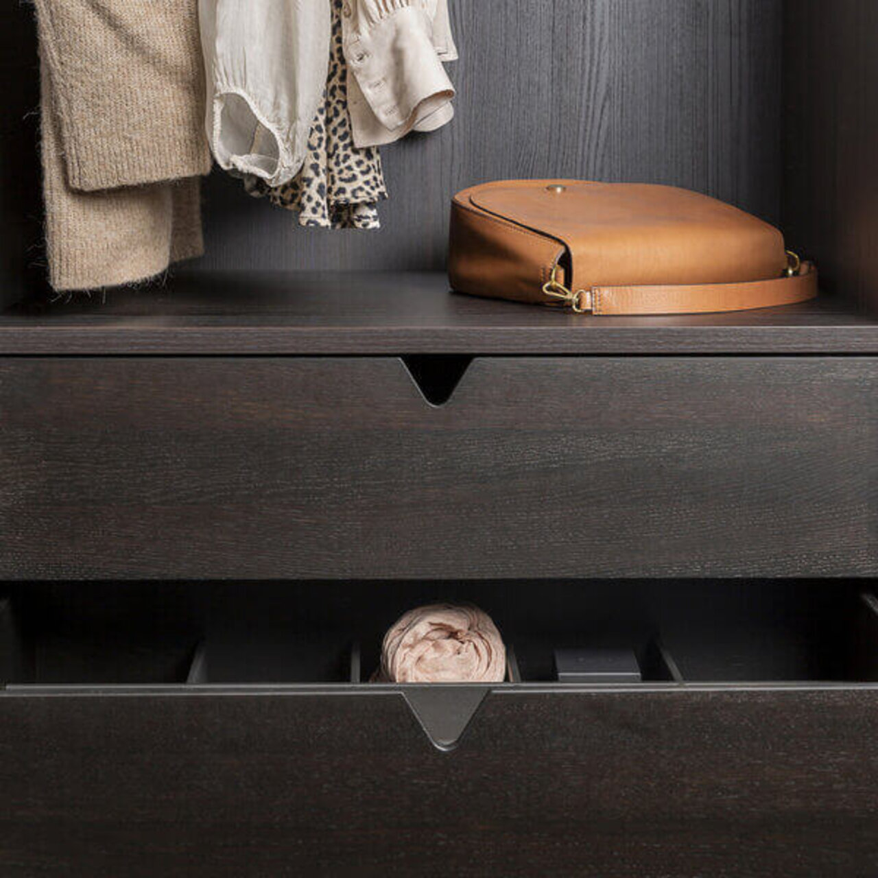 Inredning för garderob i snedtak