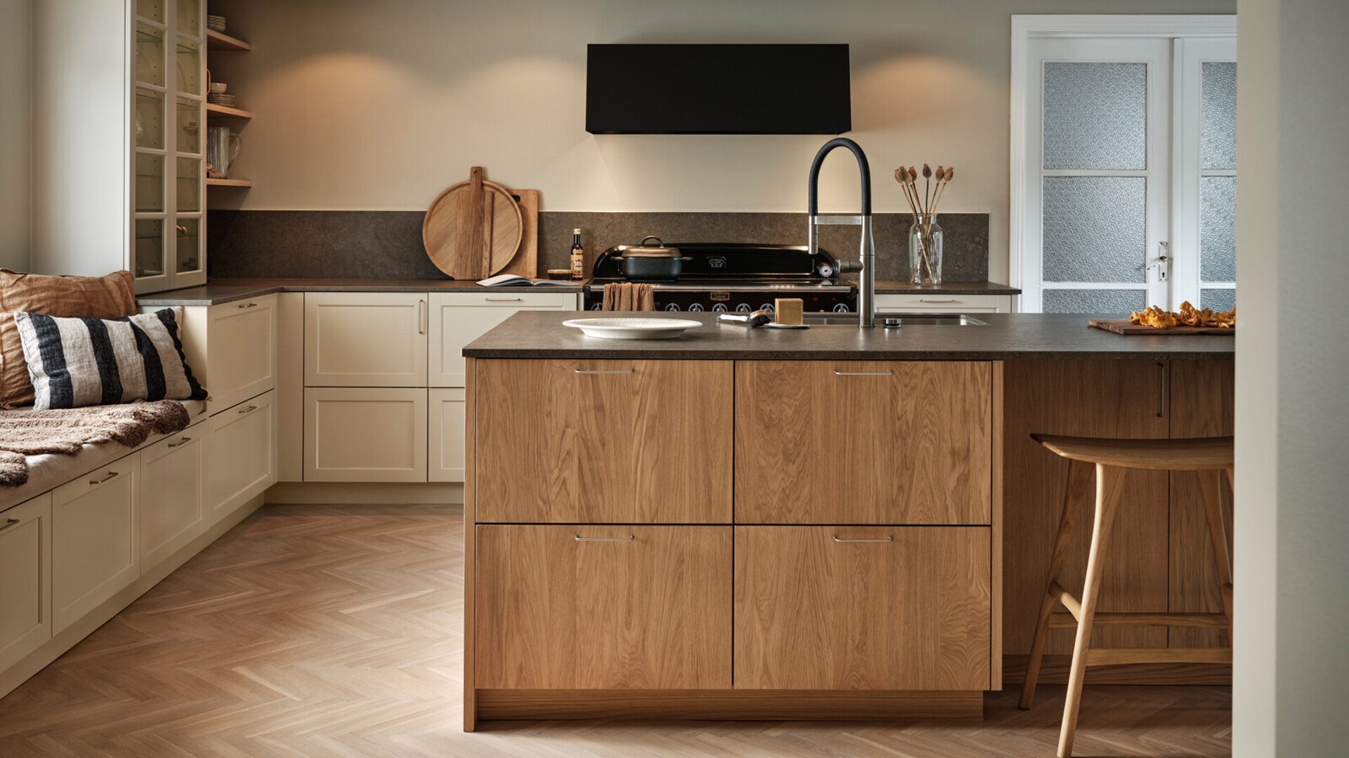 Köksinspiration Wood ek vitpigment och Gastro ostronbeige