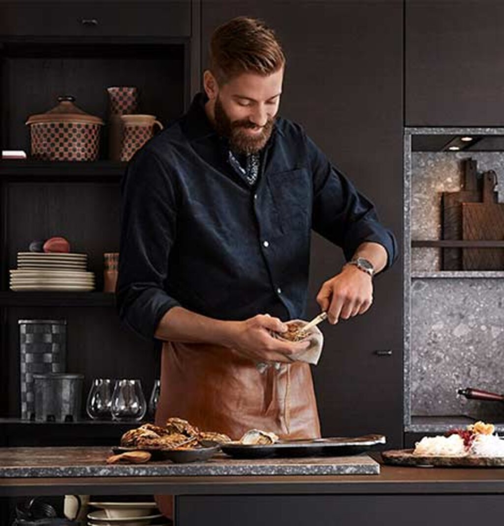 Bistro ask brunbets och svart