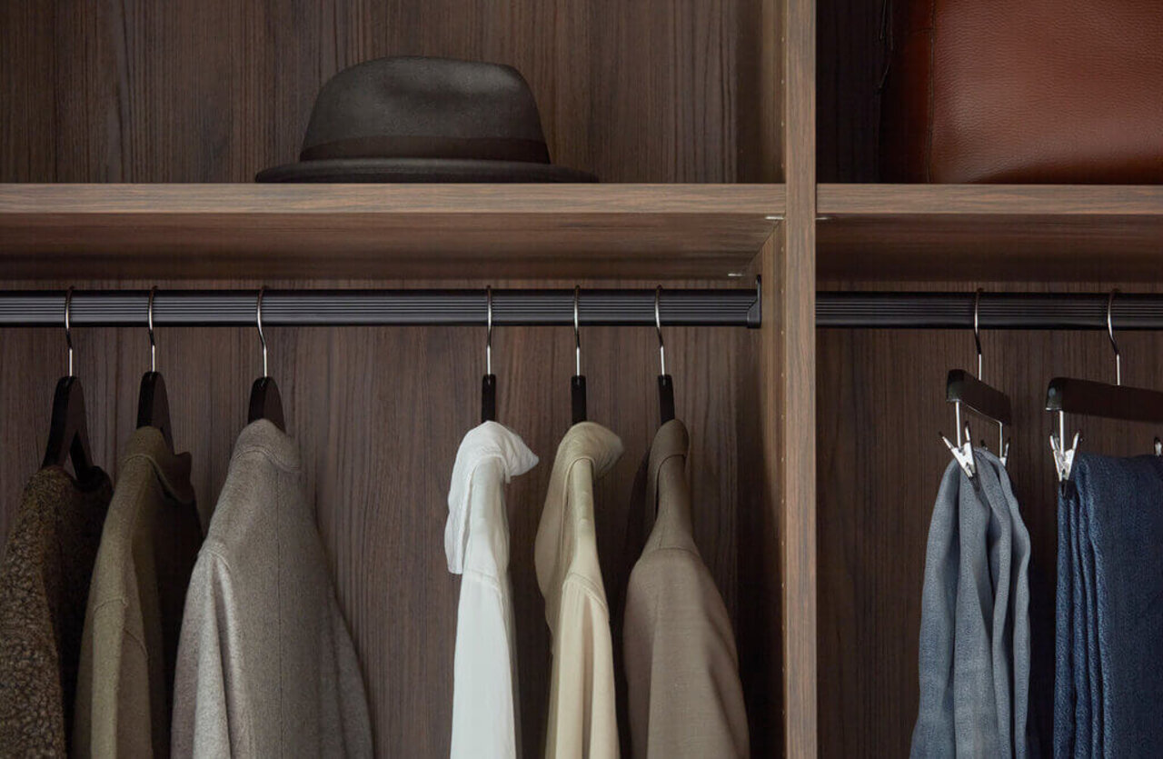 Svart klädstång i garderob Svart klädstång i garderob