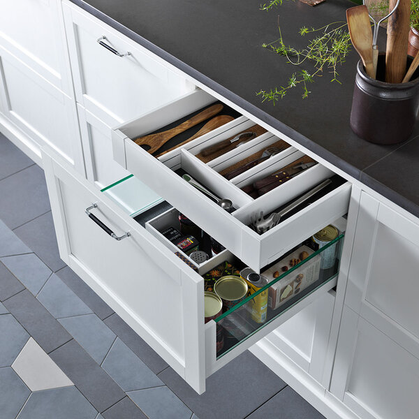 Kök - Vit låda med sida i glas och vit låda i plåt