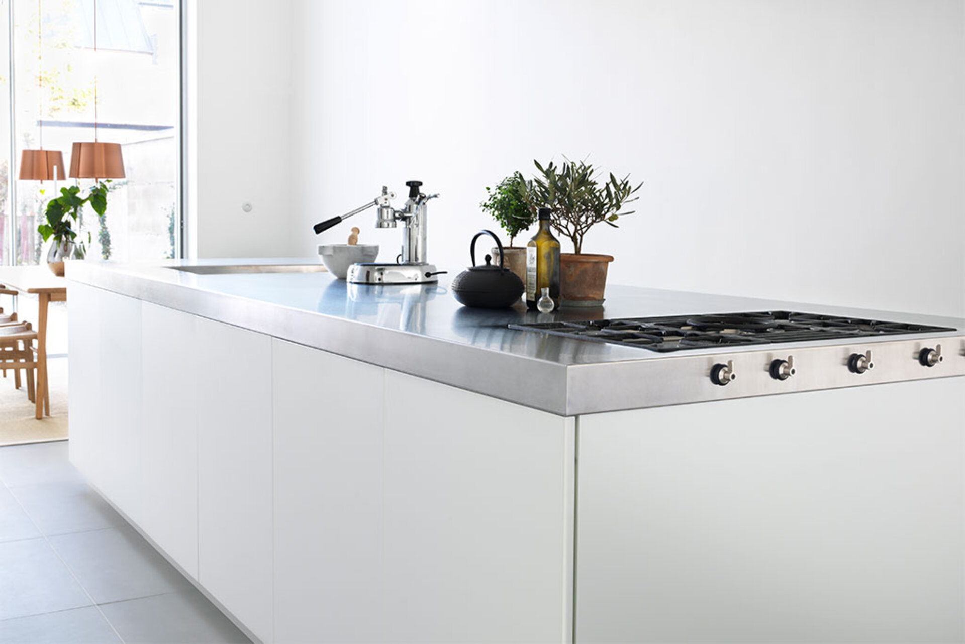 En rostfri bänkskiva kan fås i olika ytbehandlingar