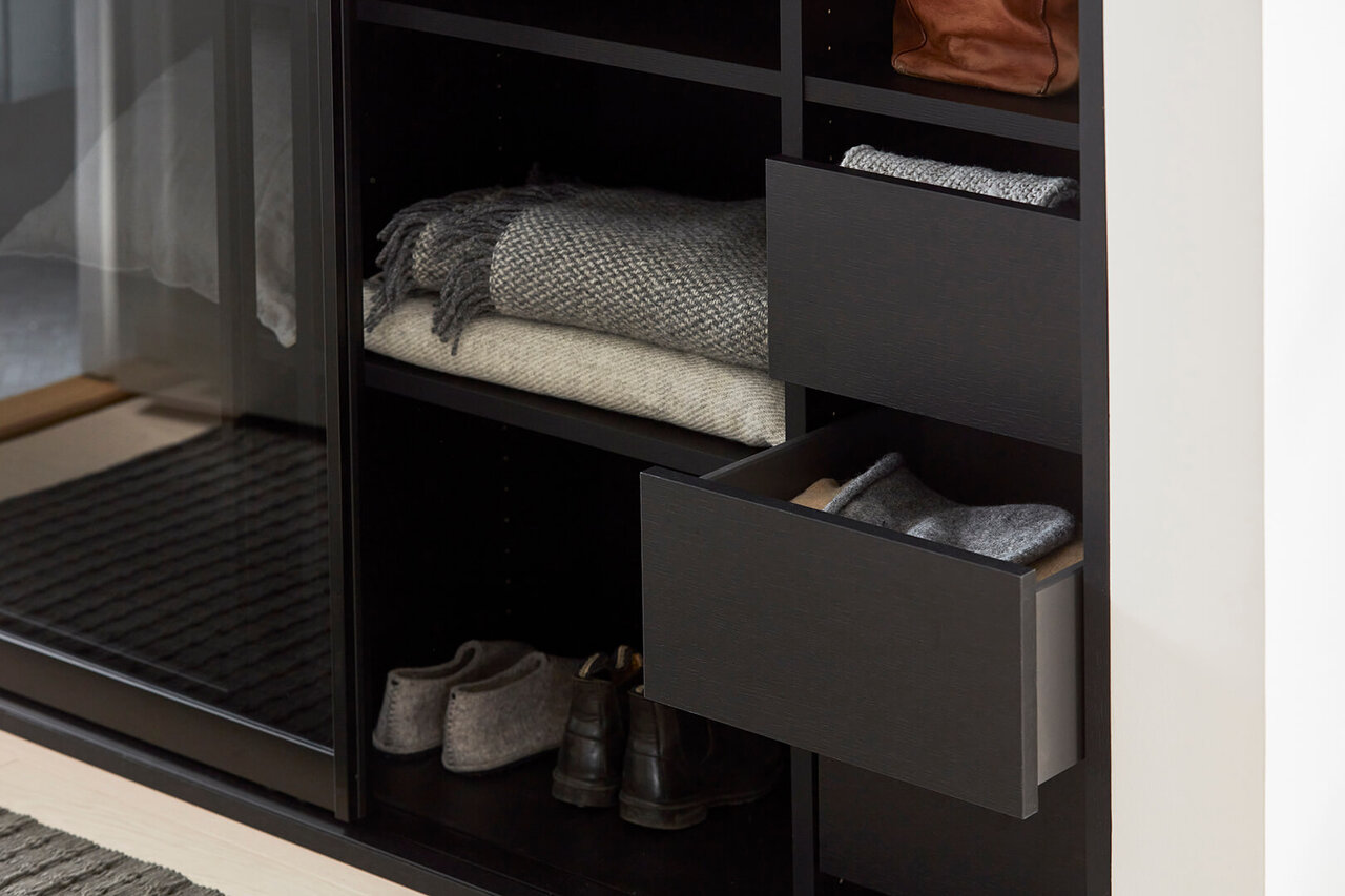 Svart garderob skjutdörr Nano grått glas