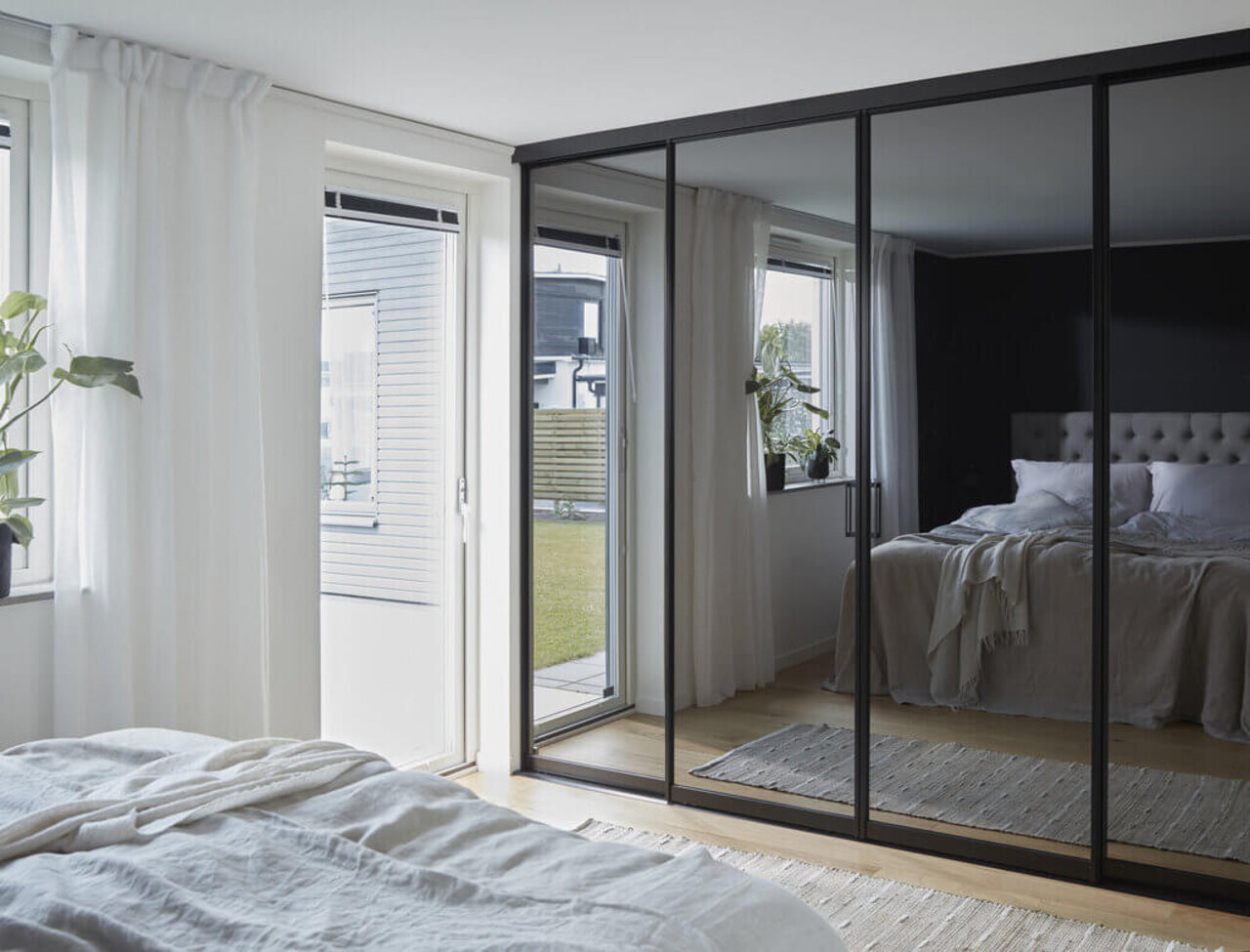 Inspiration - Skjutdörr Nano svart med grå spegel  och grått glas