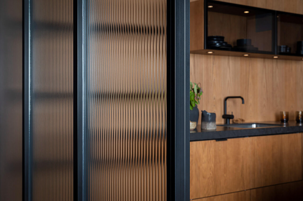 Gallery glasvägg med linjeglas