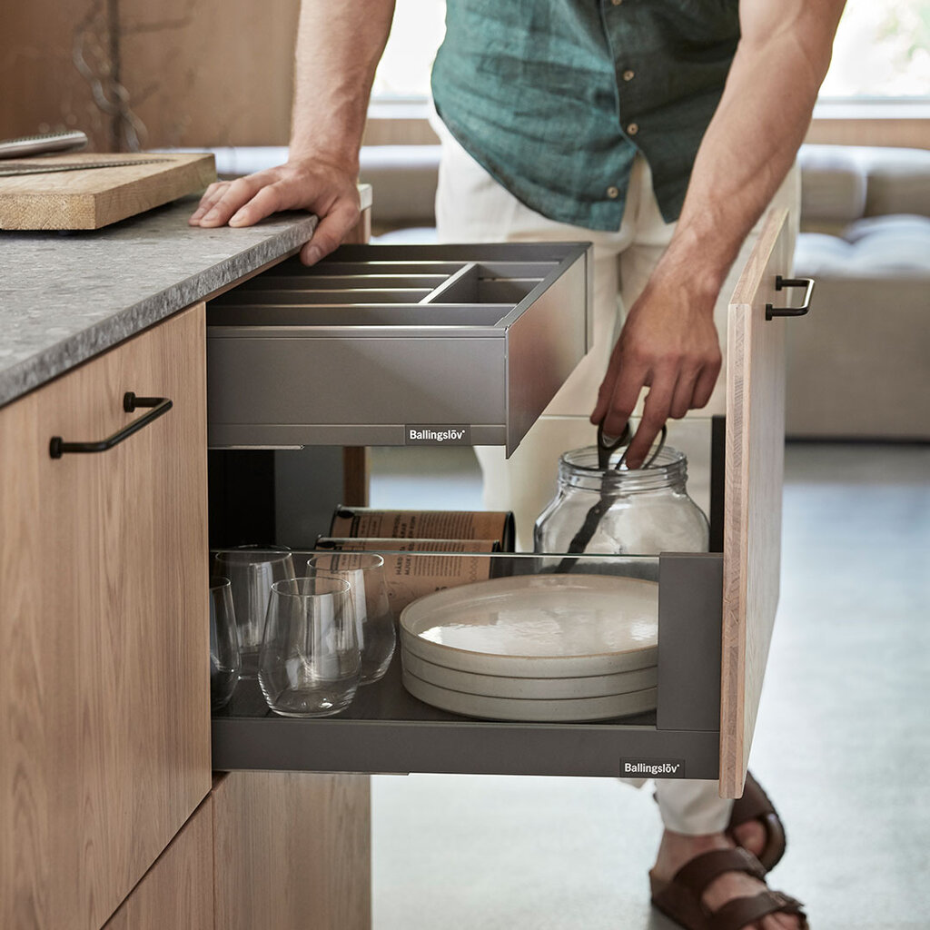Kök - Grå låda med sida i glas och grå låda i metall