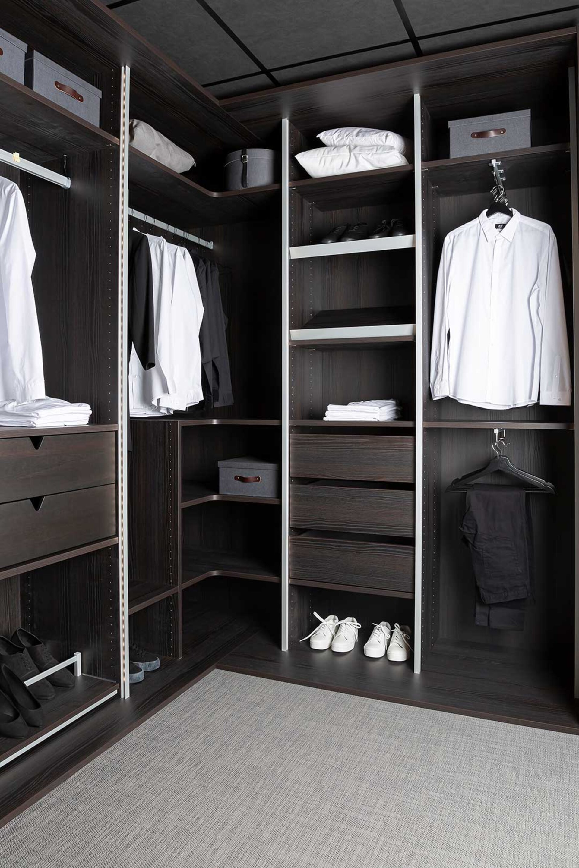 Garderobsinredning rökt ek