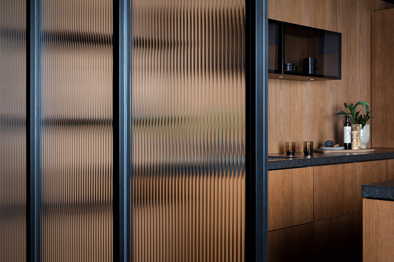 Gallery i svart profil och glasvägg med linjeglas