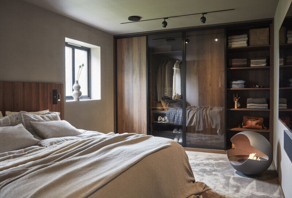 Garderob i sovrum med skjutdörrar Frontrow svart med valnöt och grått glas