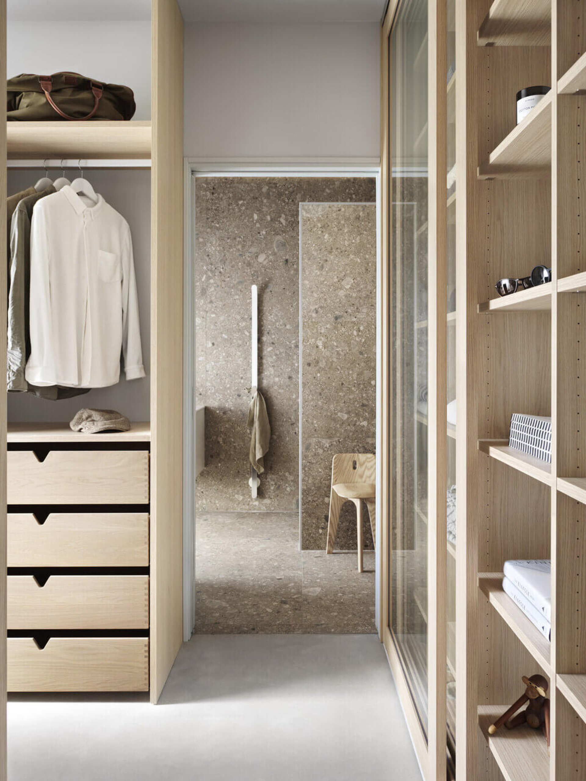 Garderob walk in-closet ljus ek
