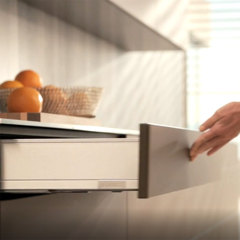 Praktiska funktioner i köket: tip on/blumotion för lådan