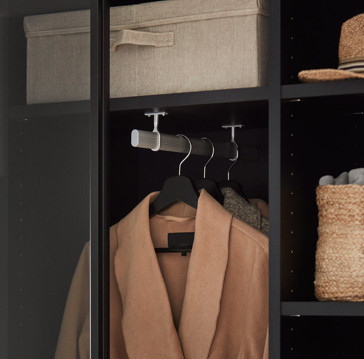 Svart garderob med skjutdörr Nano grått glas