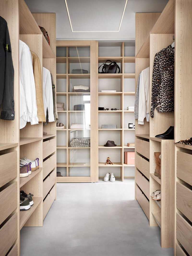 Walk-in closet garderobsinredning parallell Walk-in closet garderobsinredning parallell