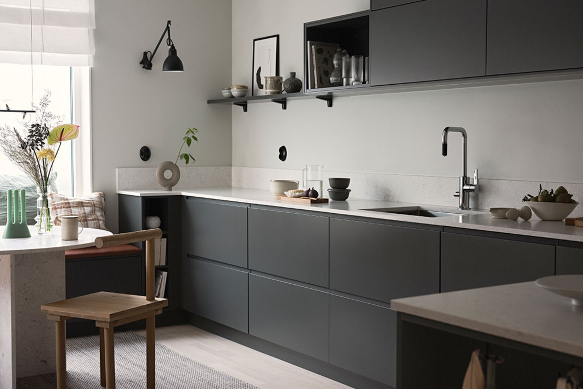 Kökslucka med infällda grepp